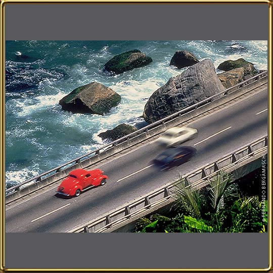 Carro vermelho no Viaduto Joá