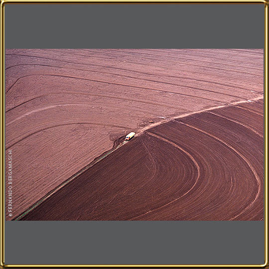 foto aérea de terra arada